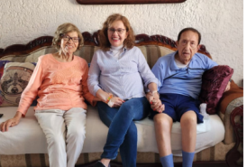 Adriana Jiménez y sus padres