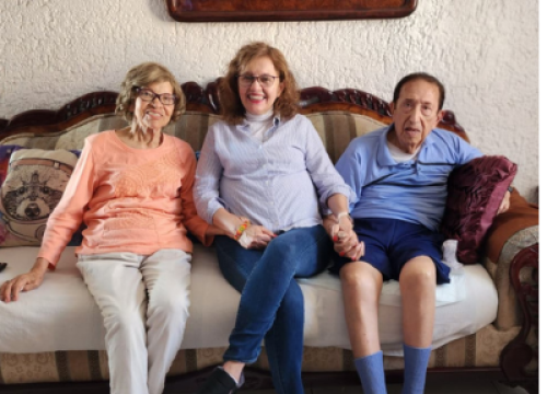 Adriana Jiménez y sus padres