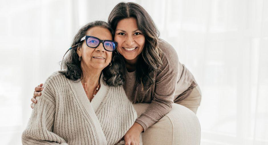 Madre e hija sonriendo