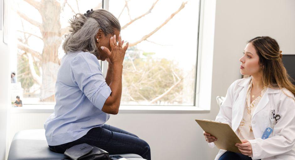 Mujer en el consultorio médico