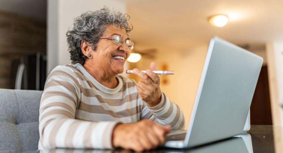 mujer usando computadora portátil y teléfono