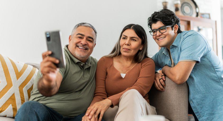 Familia tomándose un selfie en casa