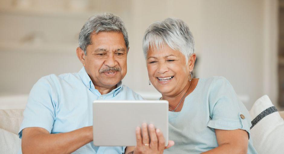 Pareja mirando una laptop