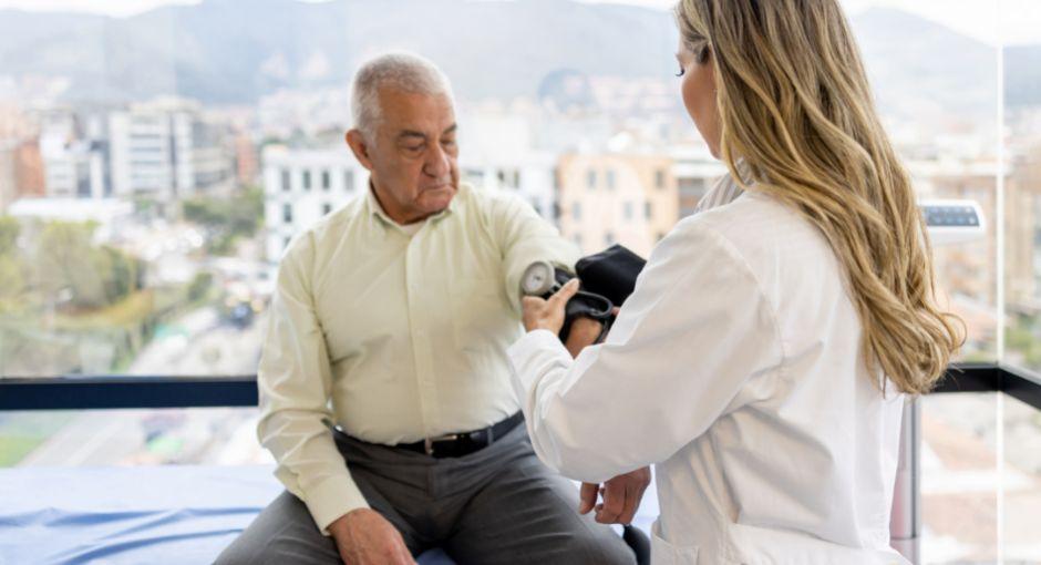 Hombre en el doctor tomando su presión arterial