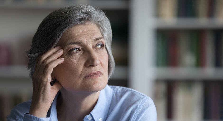 mujer sosteniendo su cabeza mirando a un lado