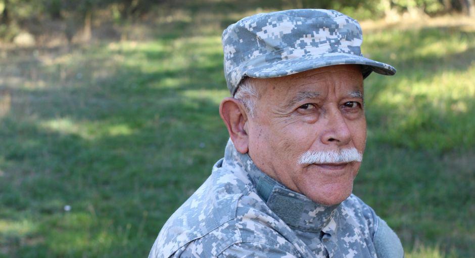 veterano masculino en uniforme